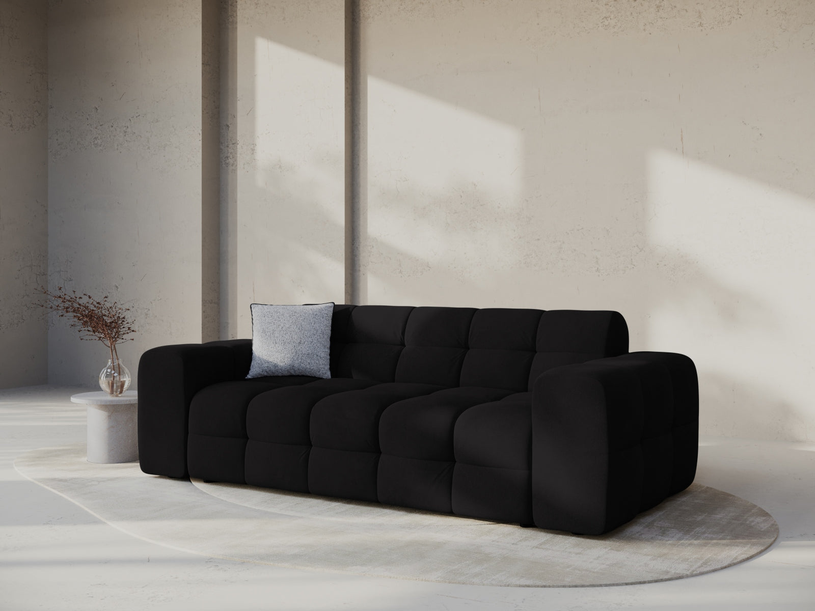 Elegantes Kendal Velour Sofa in edlem Schwarz, ideal für stilvolle Wohnräume. Komfortabler 3-Sitzer von Micadoni.