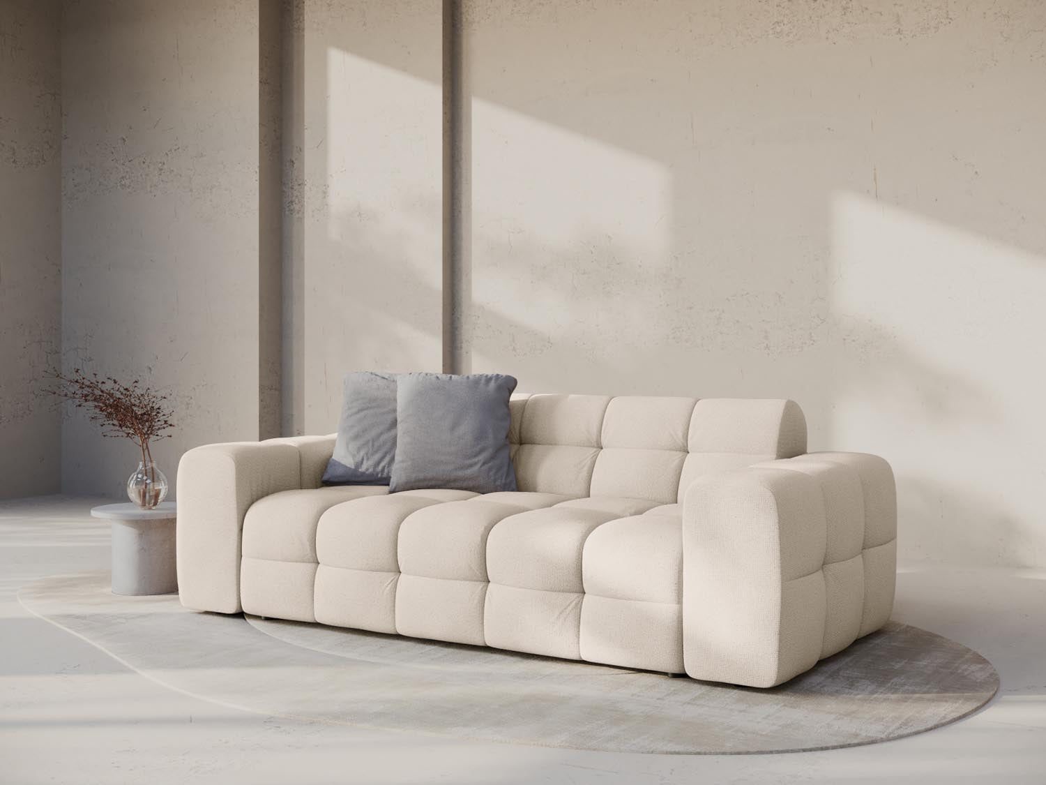 Elegantes Kendal 3-Sitzer Sofa in sanftem Beige, stilvoll inszeniert in einem modernen Wohnambiente.