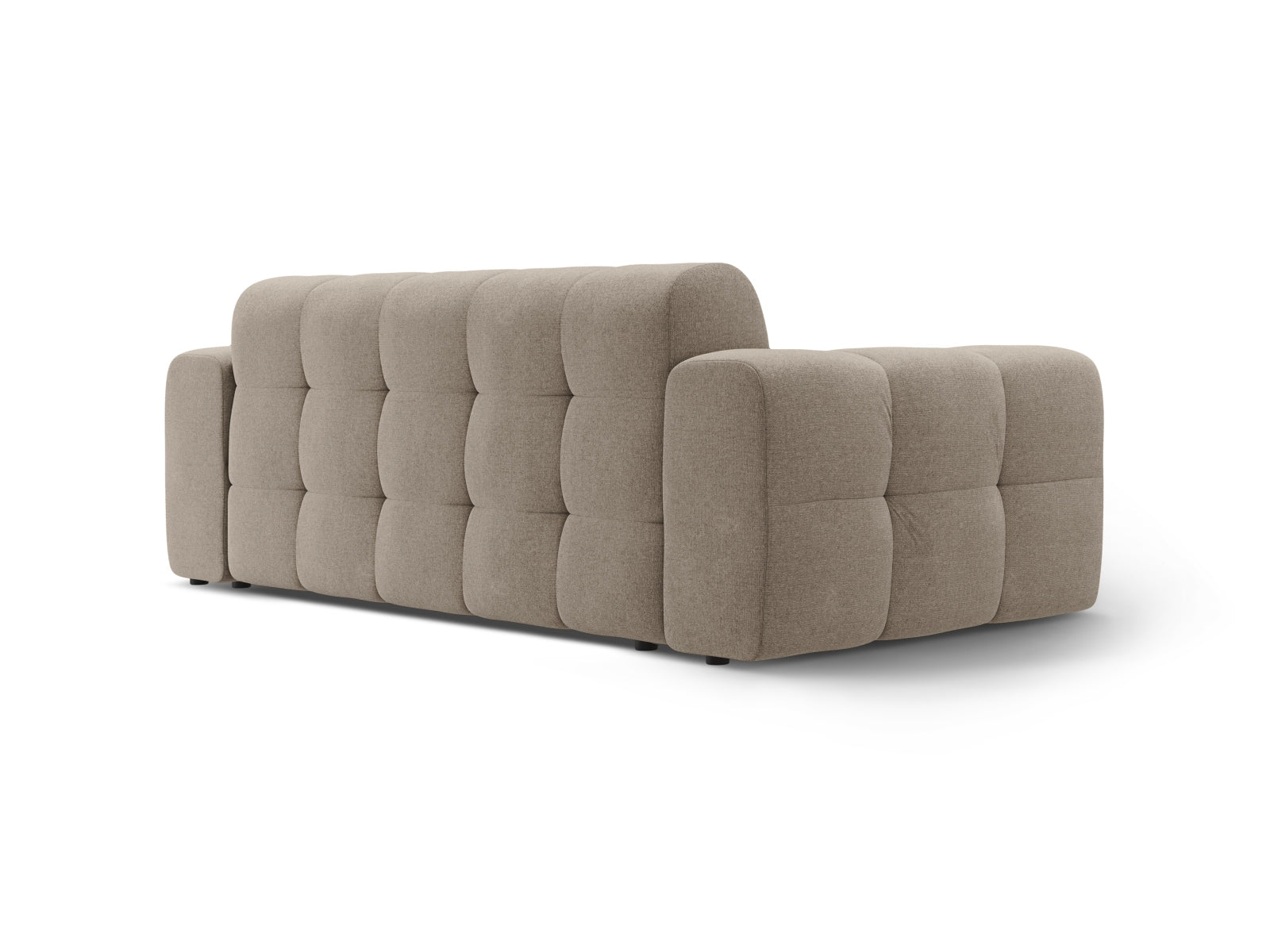 Elegantes Kendal 3-Sitzer Sofa in sanftem Dunkelbeige, perfekt für gemütliche Wohnzimmer. Hochwertige Verarbeitung und modernes Design von Micadoni.