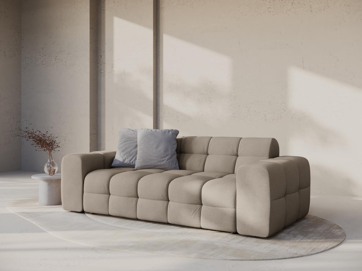 Elegantes Kendal 3-Sitzer Sofa in dunkelbeige, stilvoll inszeniert für modernes Wohnen. Hochwertige Verarbeitung von Micadoni.