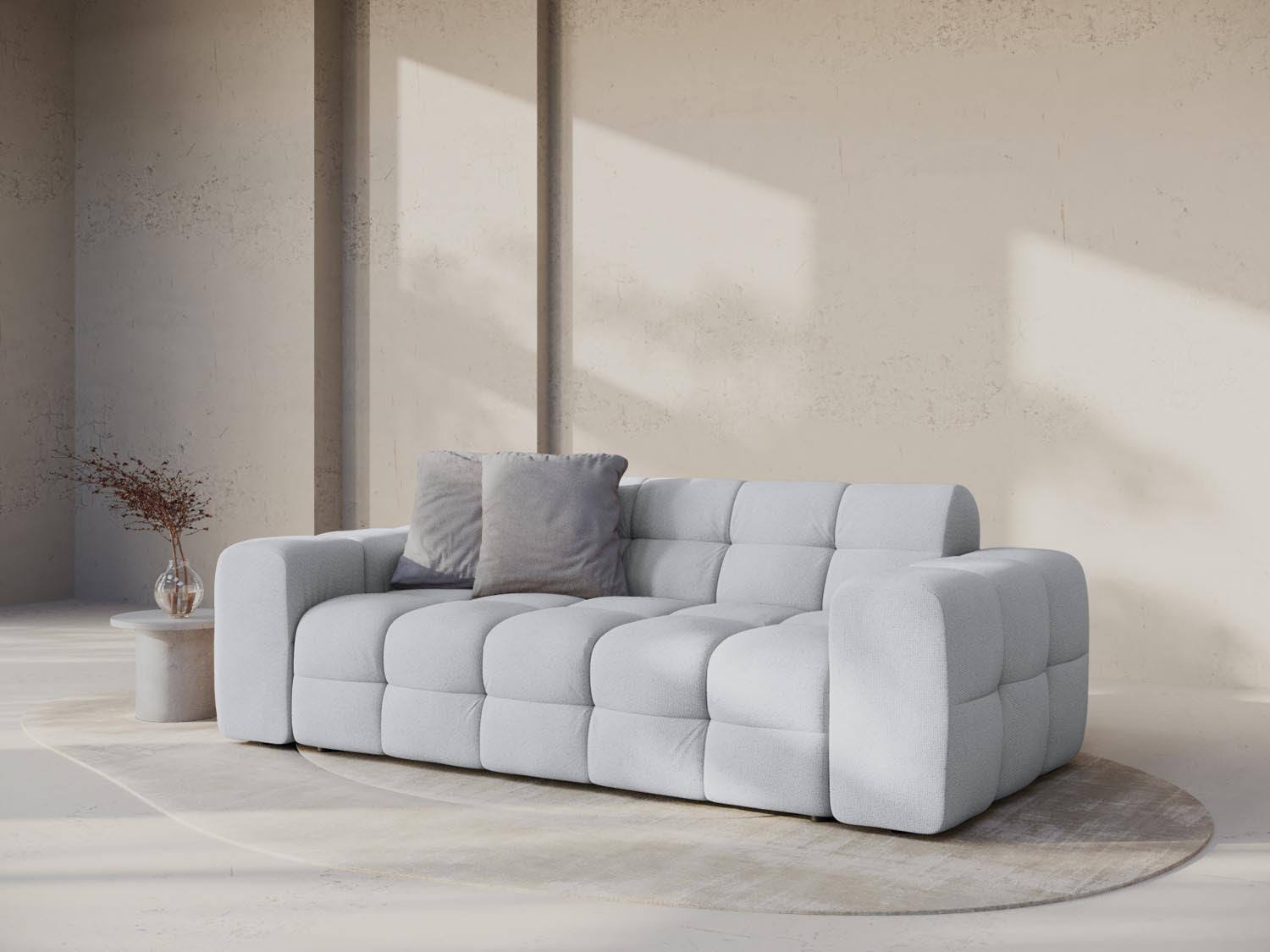 Elegantes Kendal 3-Sitzer Sofa in hellem Grau, stilvoll und modern, ideal für jedes Wohnzimmer, präsentiert von Micadoni.