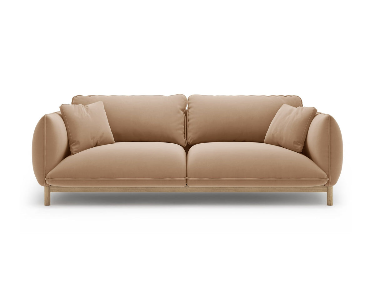 Dreisitzer-Sofa Ada von Micadoni mit geschwungener Form, Casino-Velours-Bezug in Mandel Beige und Buchenholzbeinen.