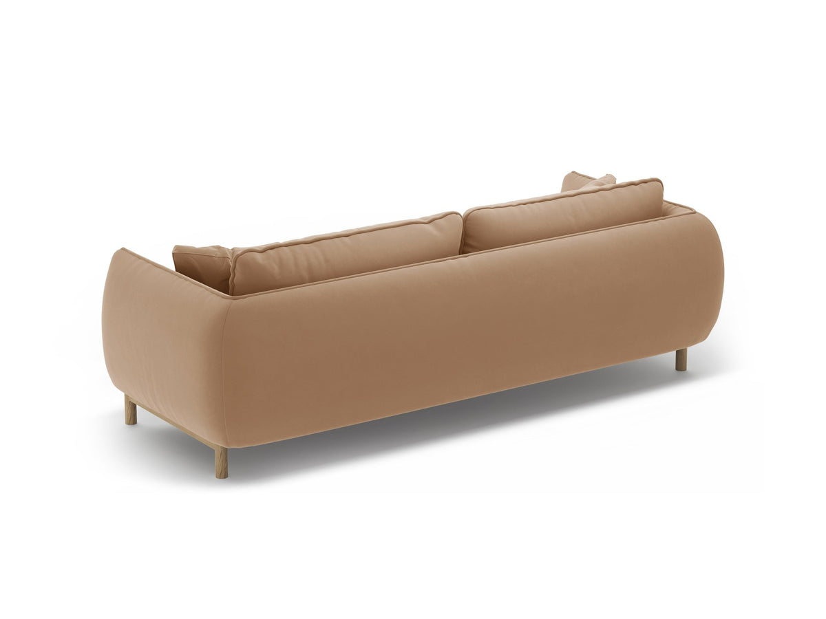 Dreisitzer-Sofa Ada von Micadoni mit geschwungener Form, Casino-Velours-Bezug in Mandel Beige und Buchenholzbeinen.
