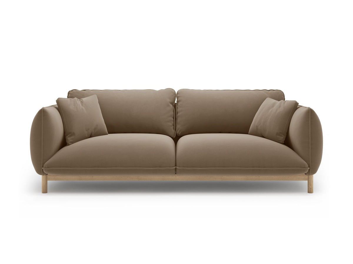 Dreisitzer-Sofa Ada von Micadoni mit geschwungener Form, Casino-Velours-Bezug in Mandel Beige und Buchenholzbeinen.