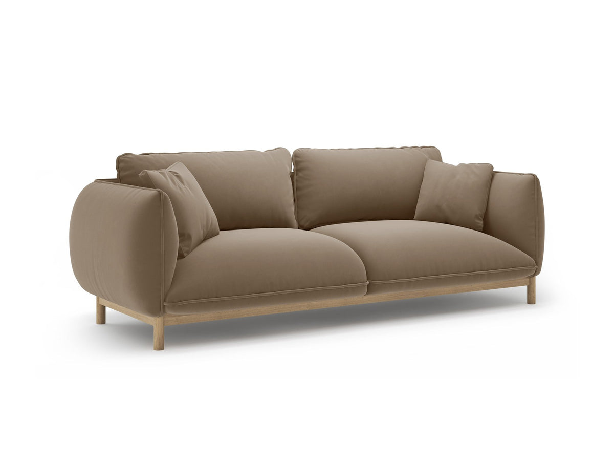 Dreisitzer-Sofa Ada von Micadoni mit geschwungener Form, Casino-Velours-Bezug in Mandel Beige und Buchenholzbeinen.