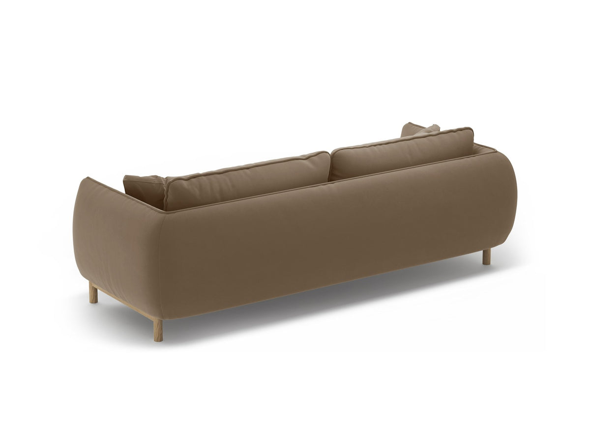 Dreisitzer-Sofa Ada von Micadoni mit geschwungener Form, Casino-Velours-Bezug in Mandel Beige und Buchenholzbeinen.