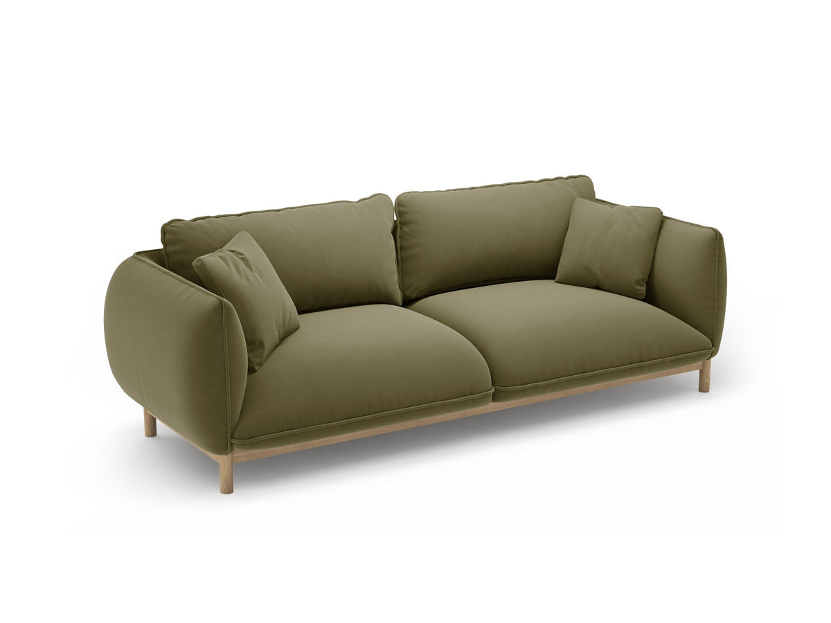 Dreisitzer-Sofa Ada von Micadoni mit geschwungener Form, Casino-Velours-Bezug in Mandel Beige und Buchenholzbeinen.