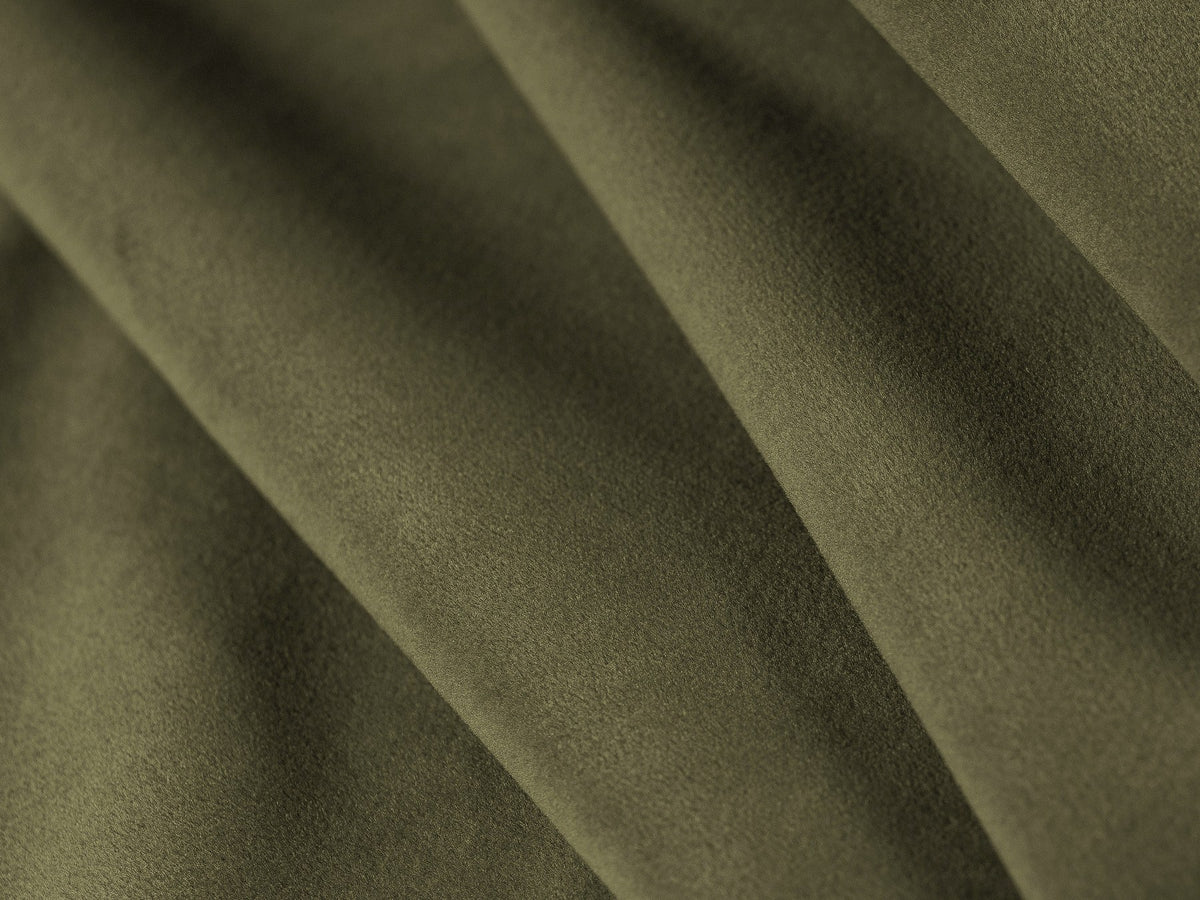 Dreisitzer-Sofa Ada von Micadoni mit geschwungener Form, Casino-Velours-Bezug in Mandel Beige und Buchenholzbeinen.