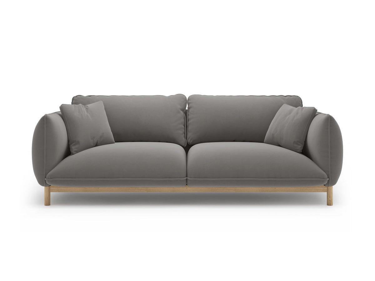 Dreisitzer-Sofa Ada von Micadoni mit geschwungener Form, Casino-Velours-Bezug in Mandel Beige und Buchenholzbeinen.