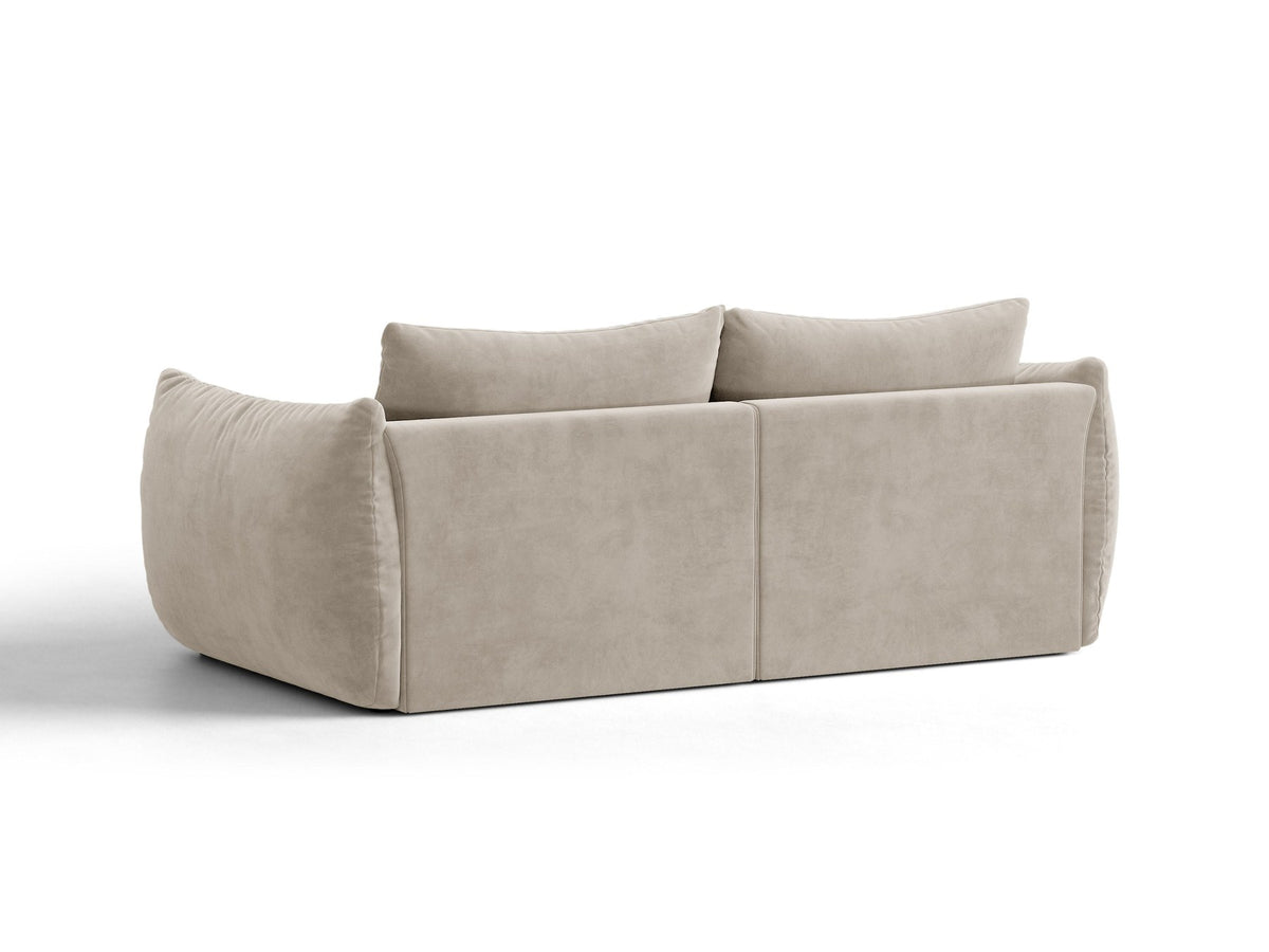 Beige gepolstertes 3er Sofa Bloom von Micadoni mit Veloursstoff Casino Pearl, schwarzen Kunststoffbeinen und grossen Rückenkissen.