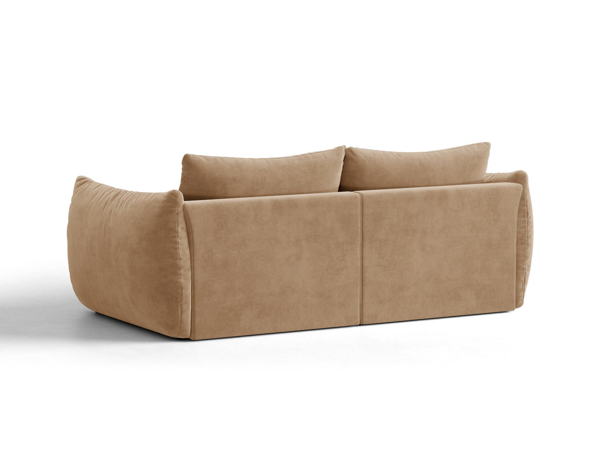 Beige gepolstertes 3er Sofa Bloom von Micadoni mit Veloursstoff Casino Pearl, schwarzen Kunststoffbeinen und grossen Rückenkissen.