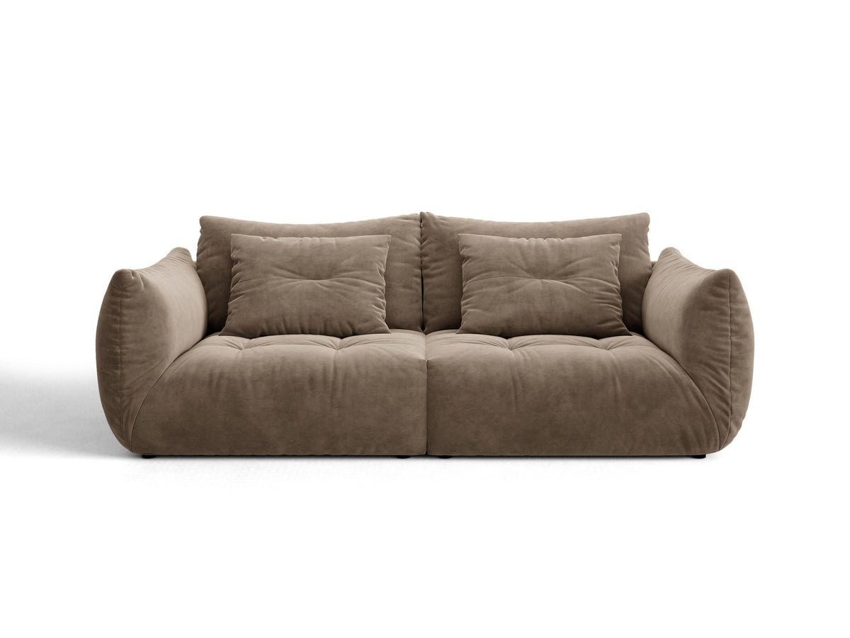Beige gepolstertes 3er Sofa Bloom von Micadoni mit Veloursstoff Casino Pearl, schwarzen Kunststoffbeinen und grossen Rückenkissen.