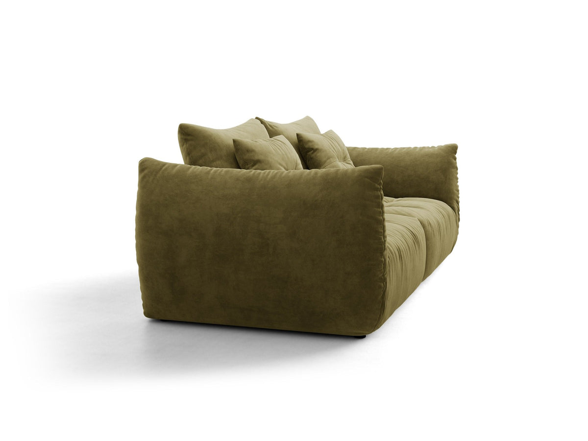 Beige gepolstertes 3er Sofa Bloom von Micadoni mit Veloursstoff Casino Pearl, schwarzen Kunststoffbeinen und grossen Rückenkissen.
