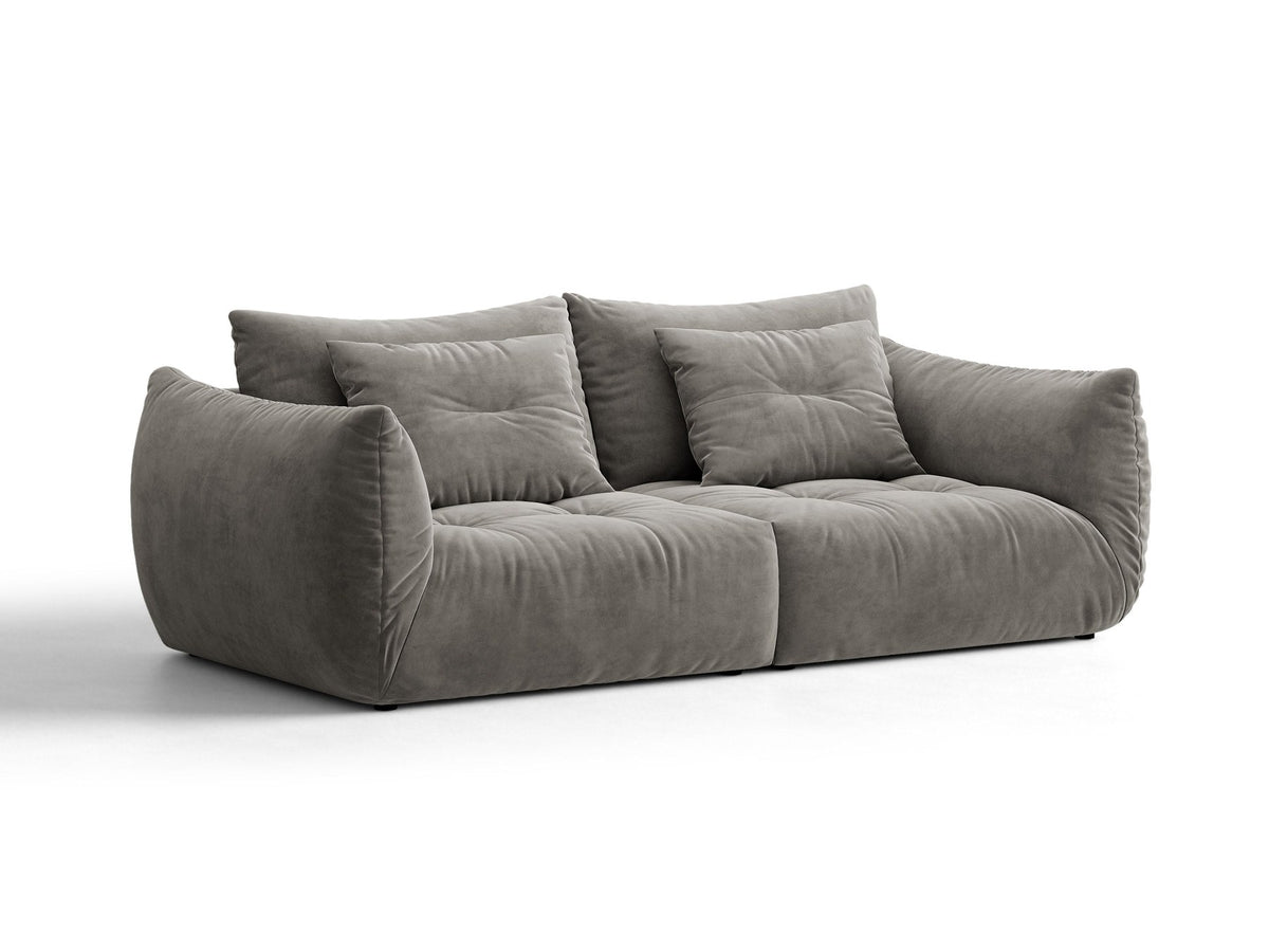 Beige gepolstertes 3er Sofa Bloom von Micadoni mit Veloursstoff Casino Pearl, schwarzen Kunststoffbeinen und grossen Rückenkissen.