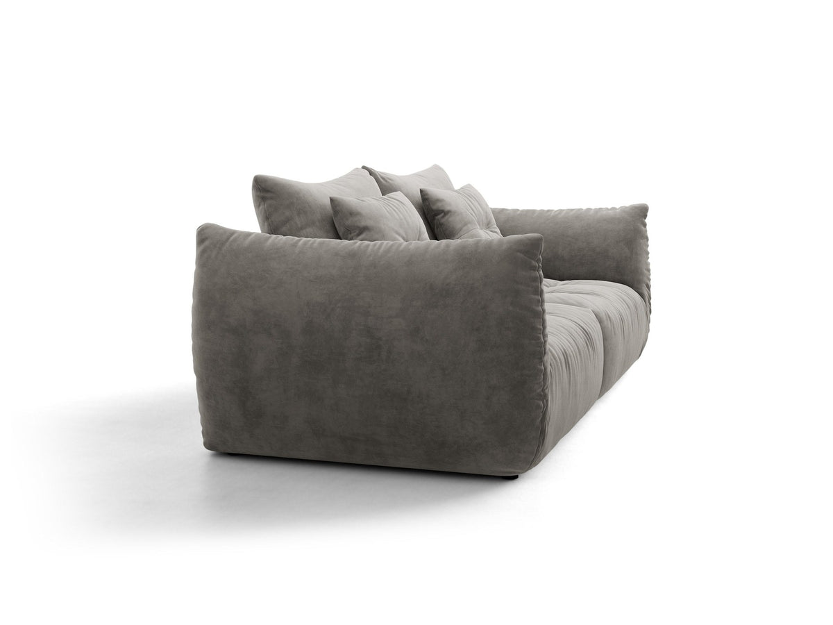 Beige gepolstertes 3er Sofa Bloom von Micadoni mit Veloursstoff Casino Pearl, schwarzen Kunststoffbeinen und grossen Rückenkissen.