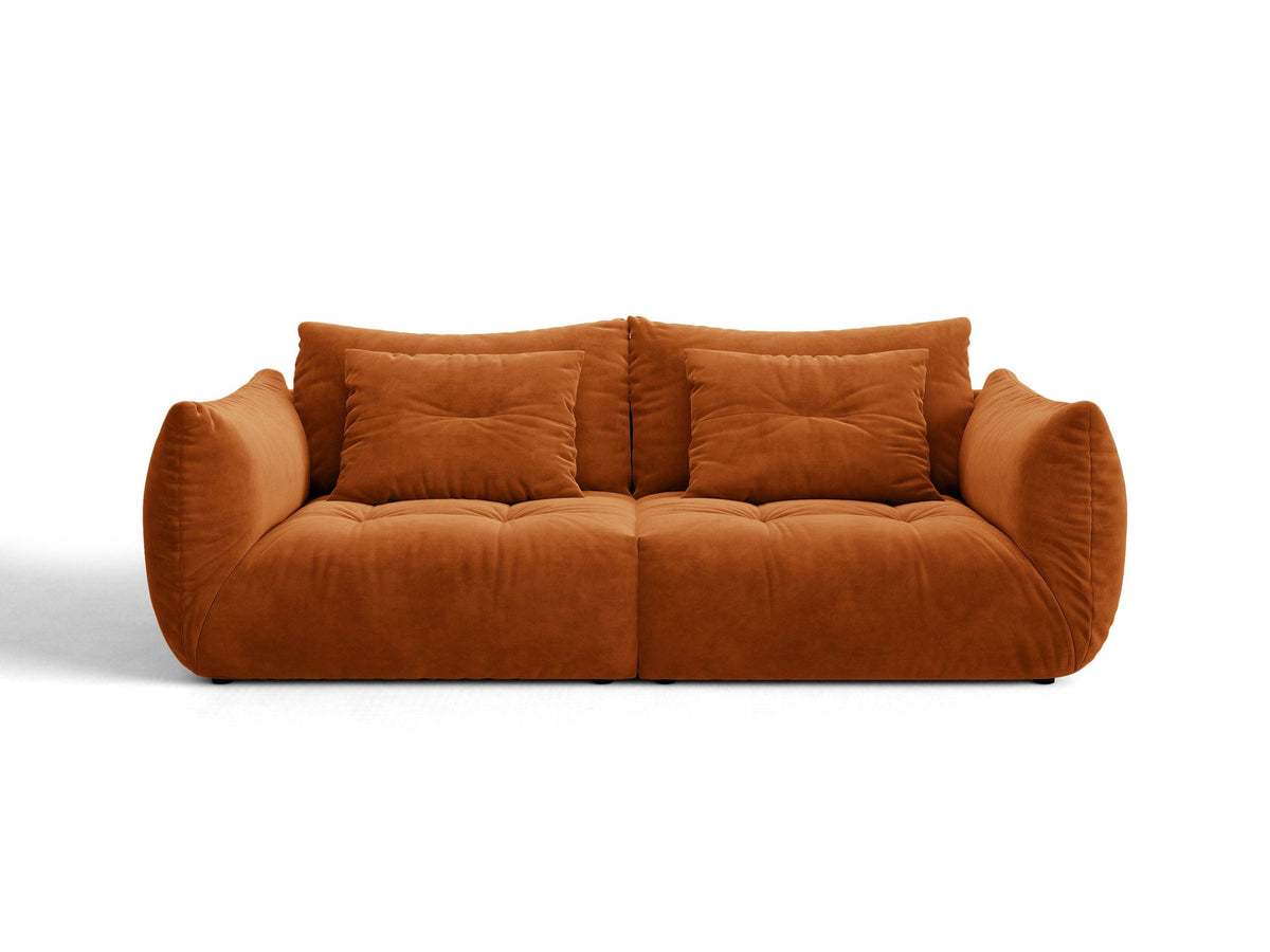 Beige gepolstertes 3er Sofa Bloom von Micadoni mit Veloursstoff Casino Pearl, schwarzen Kunststoffbeinen und grossen Rückenkissen.