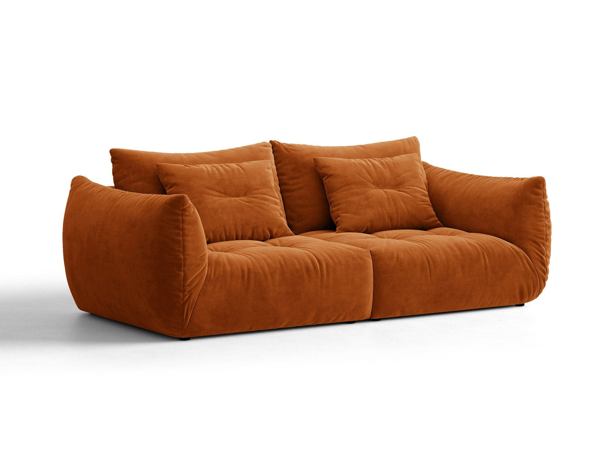 Beige gepolstertes 3er Sofa Bloom von Micadoni mit Veloursstoff Casino Pearl, schwarzen Kunststoffbeinen und grossen Rückenkissen.