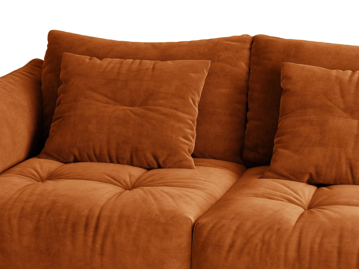 Beige gepolstertes 3er Sofa Bloom von Micadoni mit Veloursstoff Casino Pearl, schwarzen Kunststoffbeinen und grossen Rückenkissen.