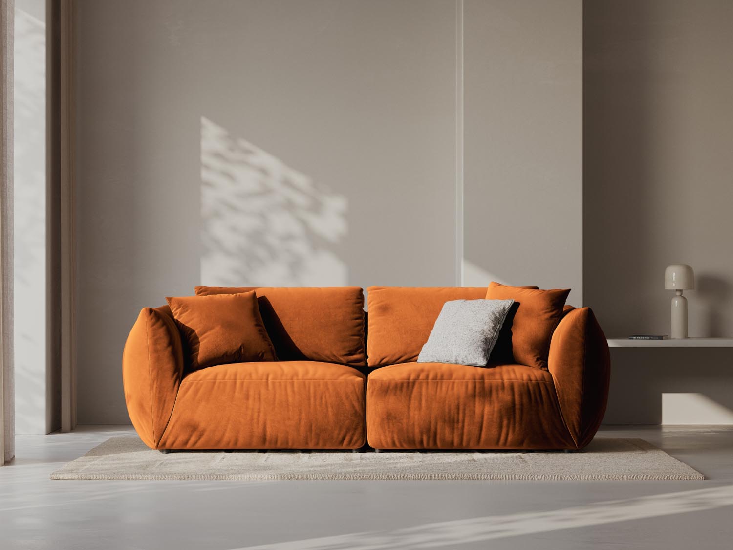 Elegantes Chris Velour Modular Sofa in warmem Terracotta, ideal für stilvolle Wohnräume. Perfekte Kombination aus Komfort und Design.