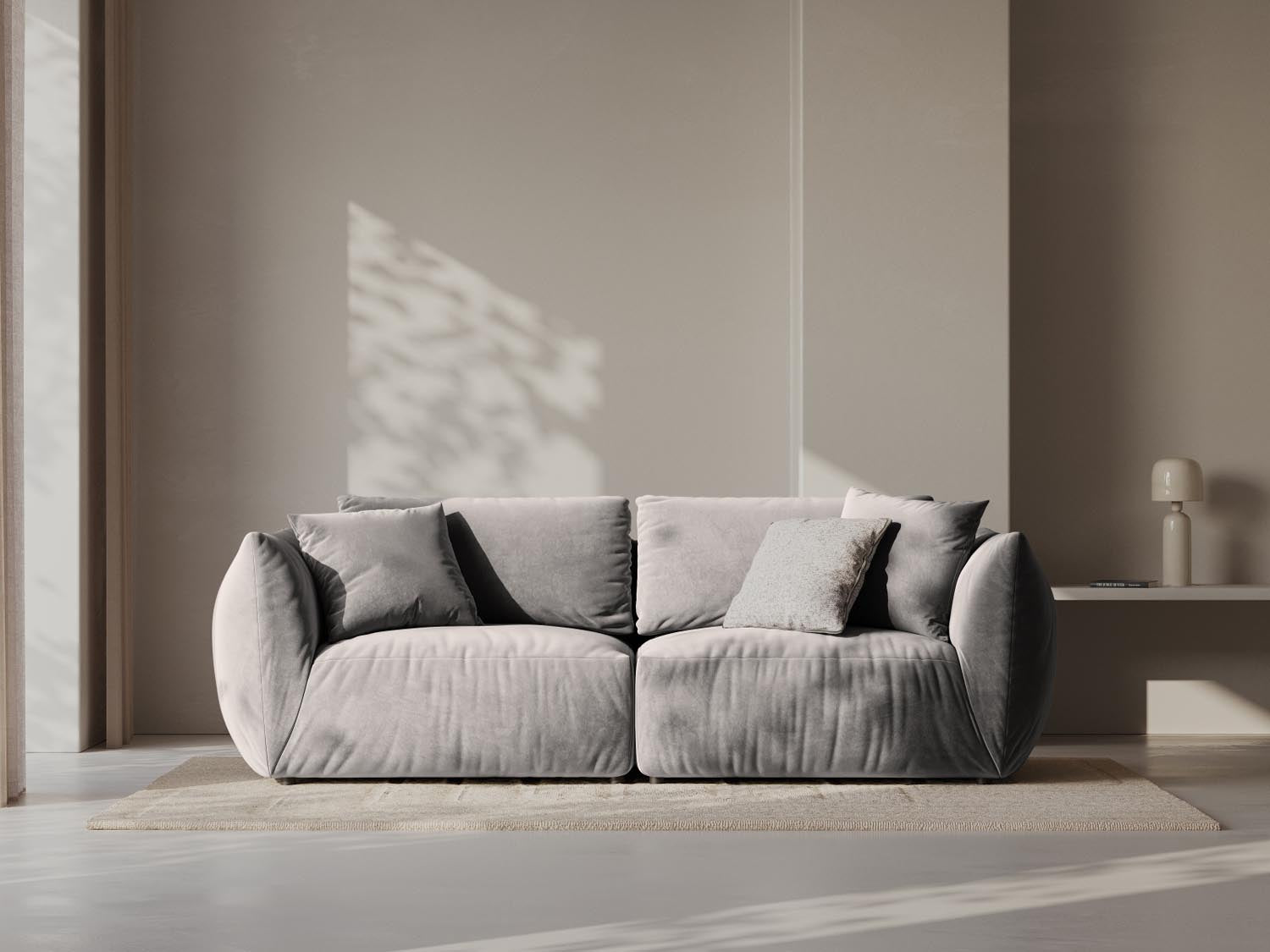 Elegantes Chris Velour Modular Sofa 3 Sitzer in stilvollem Grau, ideal für moderne Wohnräume und gemütliche Abende.