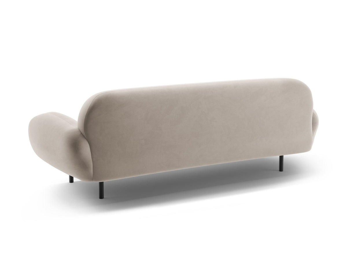 Weisses 3er Sofa Poppy von Micadoni mit strukturiertem Bouclé-Stoff, abgerundeter Silhouette und schlanken schwarzen Metallbeinen.