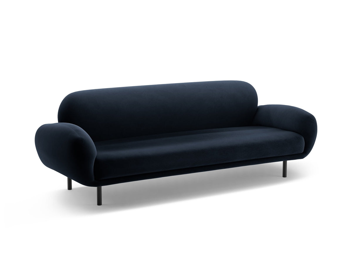 Weisses 3er Sofa Poppy von Micadoni mit strukturiertem Bouclé-Stoff, abgerundeter Silhouette und schlanken schwarzen Metallbeinen.