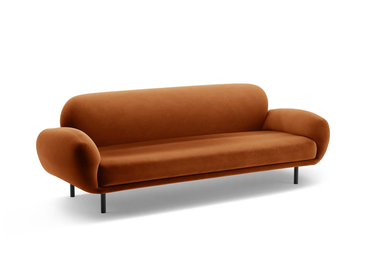 Weisses 3er Sofa Poppy von Micadoni mit strukturiertem Bouclé-Stoff, abgerundeter Silhouette und schlanken schwarzen Metallbeinen.