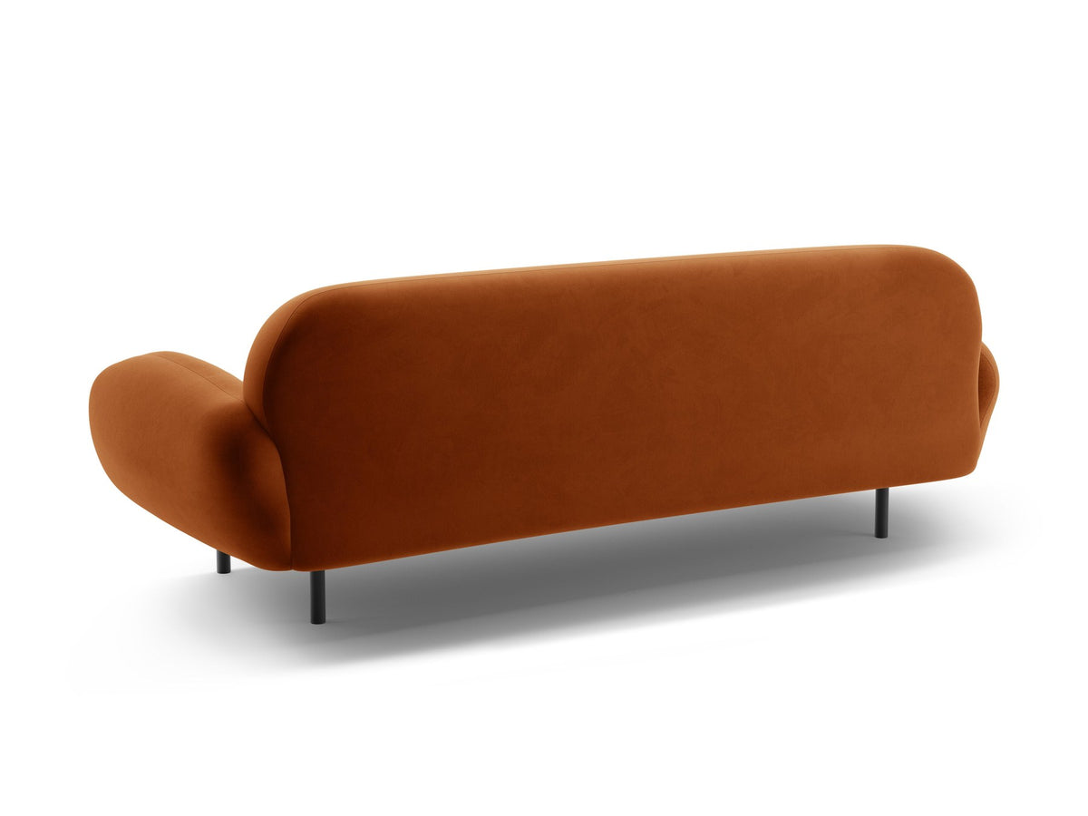 Weisses 3er Sofa Poppy von Micadoni mit strukturiertem Bouclé-Stoff, abgerundeter Silhouette und schlanken schwarzen Metallbeinen.