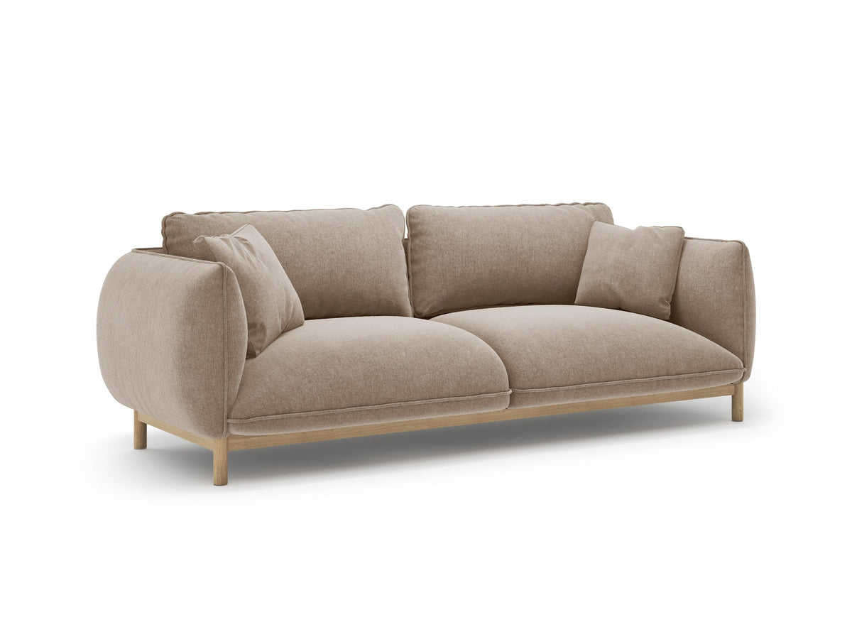 Dreisitzer-Sofa Ada von Micadoni mit geschwungener Form, Casino-Velours-Bezug in Mandel Beige und Buchenholzbeinen.