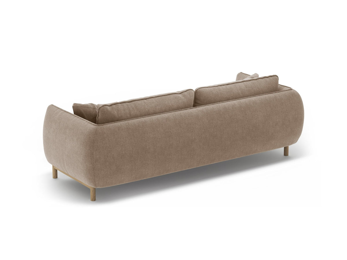 Dreisitzer-Sofa Ada von Micadoni mit geschwungener Form, Casino-Velours-Bezug in Mandel Beige und Buchenholzbeinen.