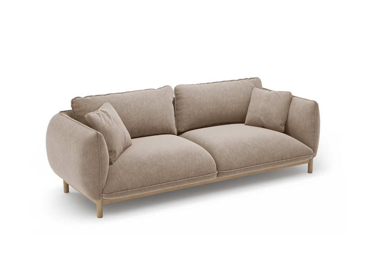 Dreisitzer-Sofa Ada von Micadoni mit geschwungener Form, Casino-Velours-Bezug in Mandel Beige und Buchenholzbeinen.