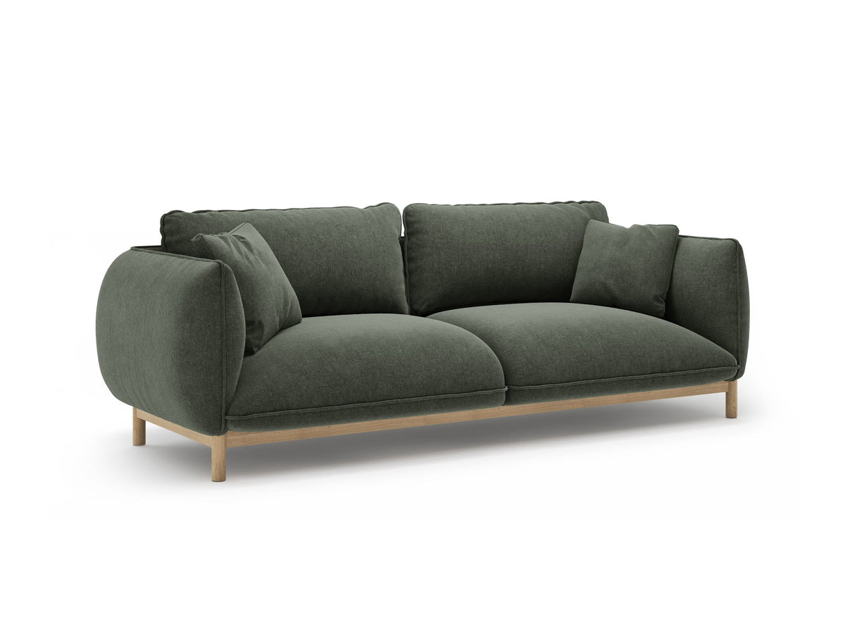 Dreisitzer-Sofa Ada von Micadoni mit geschwungener Form, Casino-Velours-Bezug in Mandel Beige und Buchenholzbeinen.