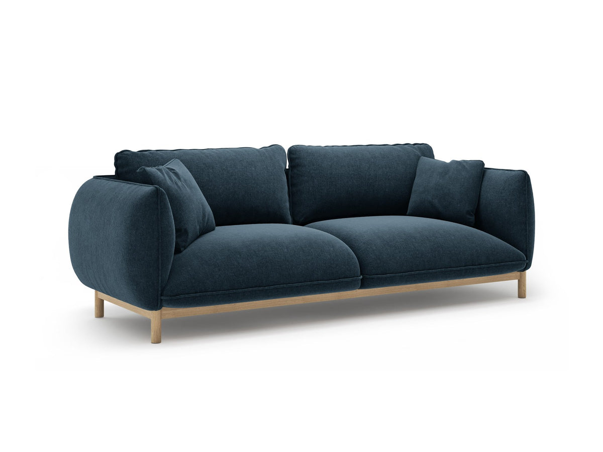 Dreisitzer-Sofa Ada von Micadoni mit geschwungener Form, Casino-Velours-Bezug in Mandel Beige und Buchenholzbeinen.
