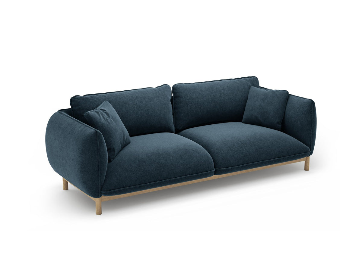 Dreisitzer-Sofa Ada von Micadoni mit geschwungener Form, Casino-Velours-Bezug in Mandel Beige und Buchenholzbeinen.