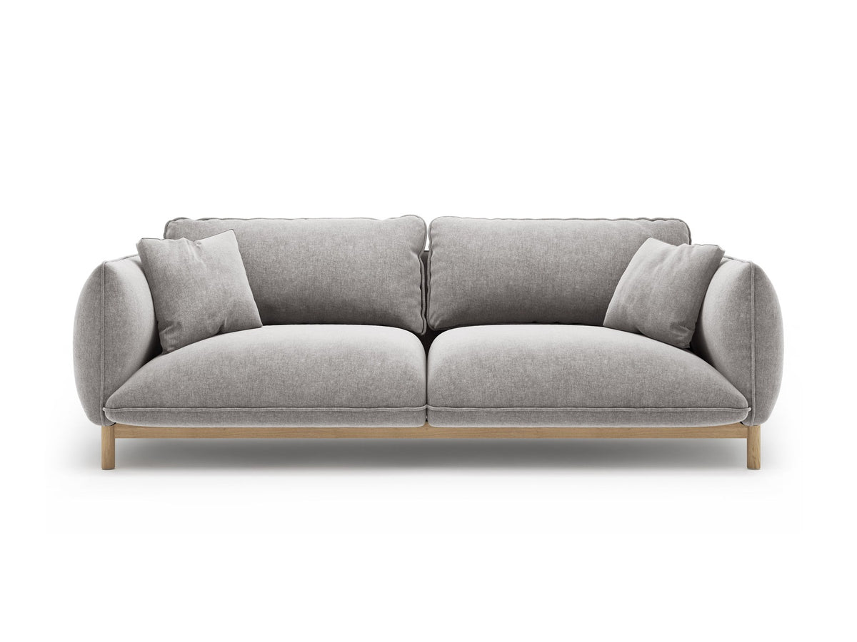 Dreisitzer-Sofa Ada von Micadoni mit geschwungener Form, Casino-Velours-Bezug in Mandel Beige und Buchenholzbeinen.