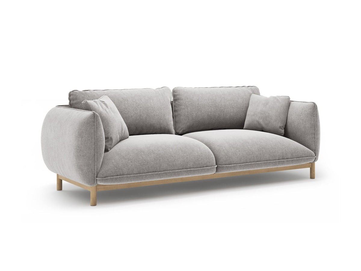 Dreisitzer-Sofa Ada von Micadoni mit geschwungener Form, Casino-Velours-Bezug in Mandel Beige und Buchenholzbeinen.