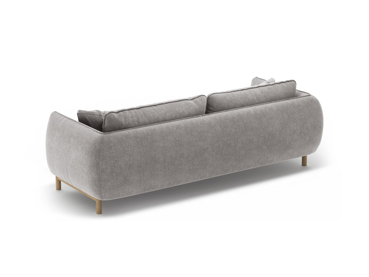 Dreisitzer-Sofa Ada von Micadoni mit geschwungener Form, Casino-Velours-Bezug in Mandel Beige und Buchenholzbeinen.