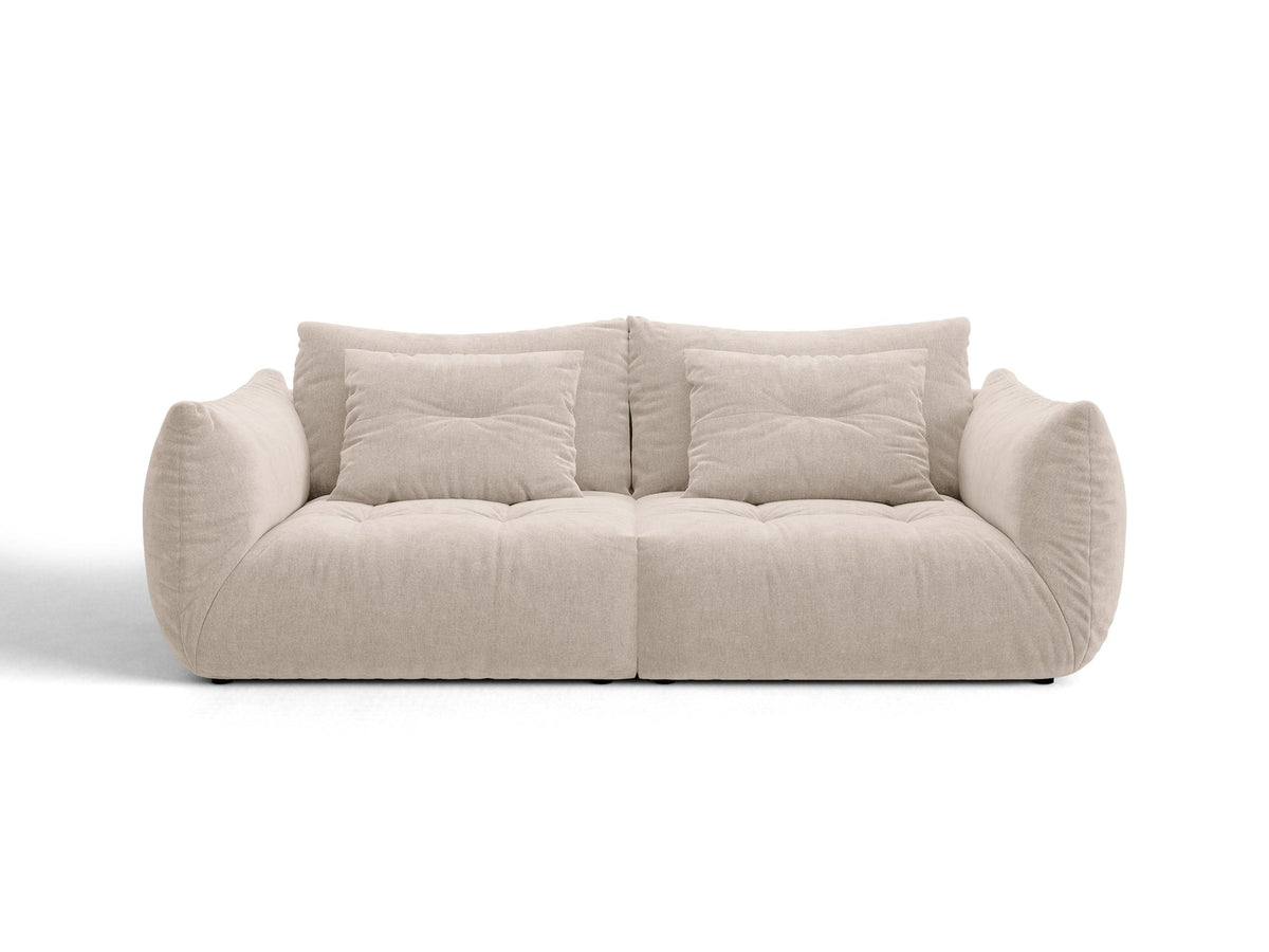 Beige gepolstertes 3er Sofa Bloom von Micadoni mit Veloursstoff Casino Pearl, schwarzen Kunststoffbeinen und grossen Rückenkissen.