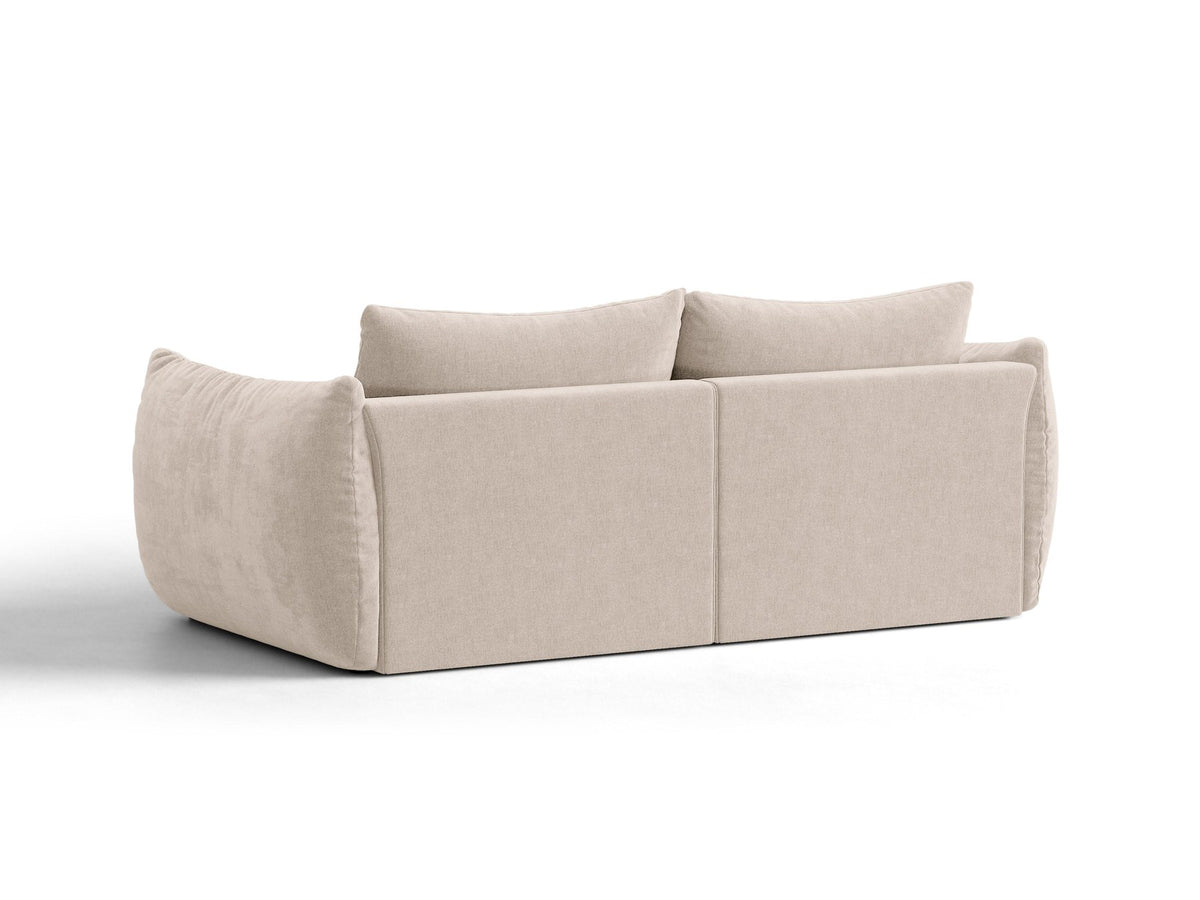 Beige gepolstertes 3er Sofa Bloom von Micadoni mit Veloursstoff Casino Pearl, schwarzen Kunststoffbeinen und grossen Rückenkissen.