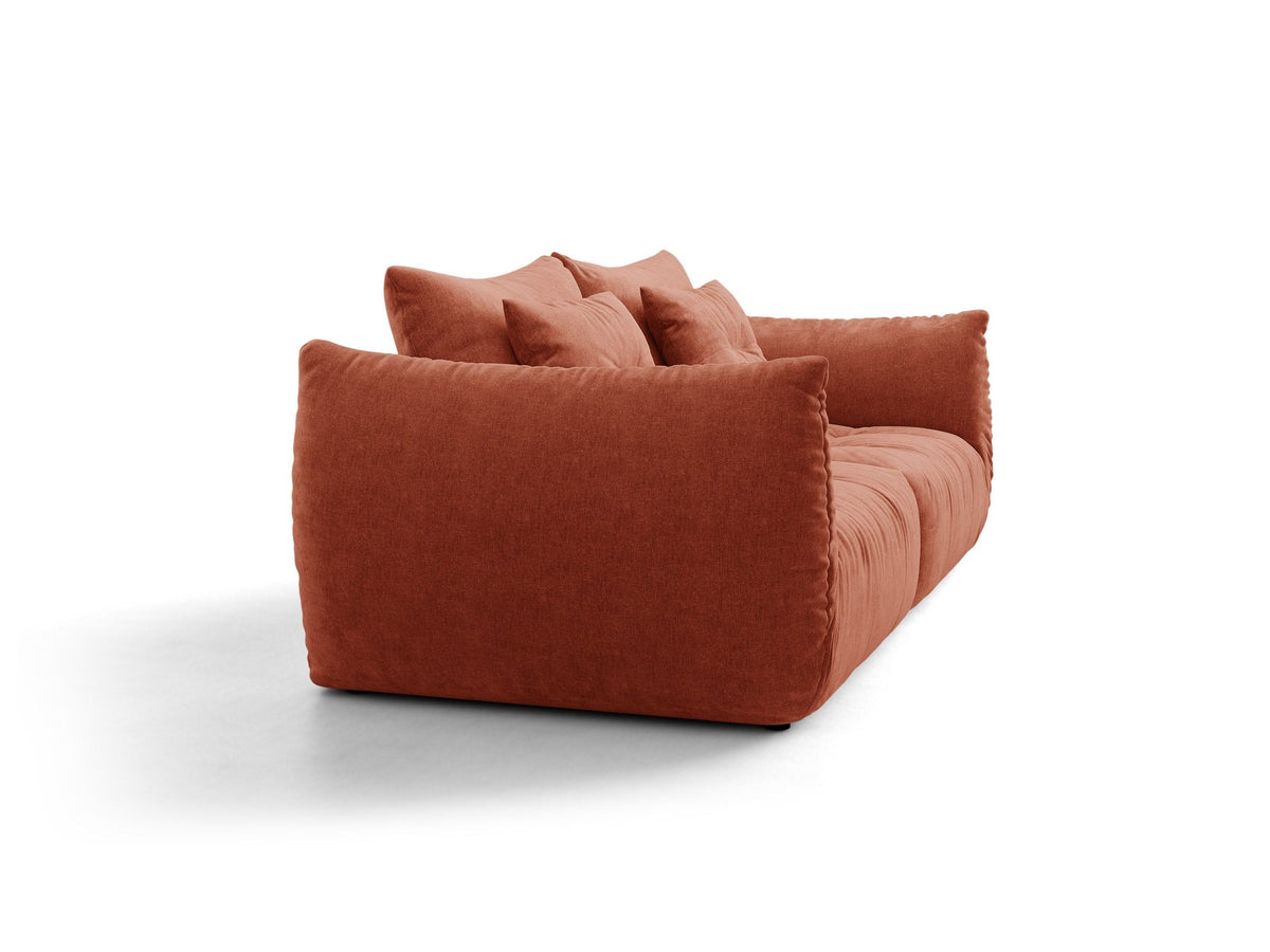 Beige gepolstertes 3er Sofa Bloom von Micadoni mit Veloursstoff Casino Pearl, schwarzen Kunststoffbeinen und grossen Rückenkissen.