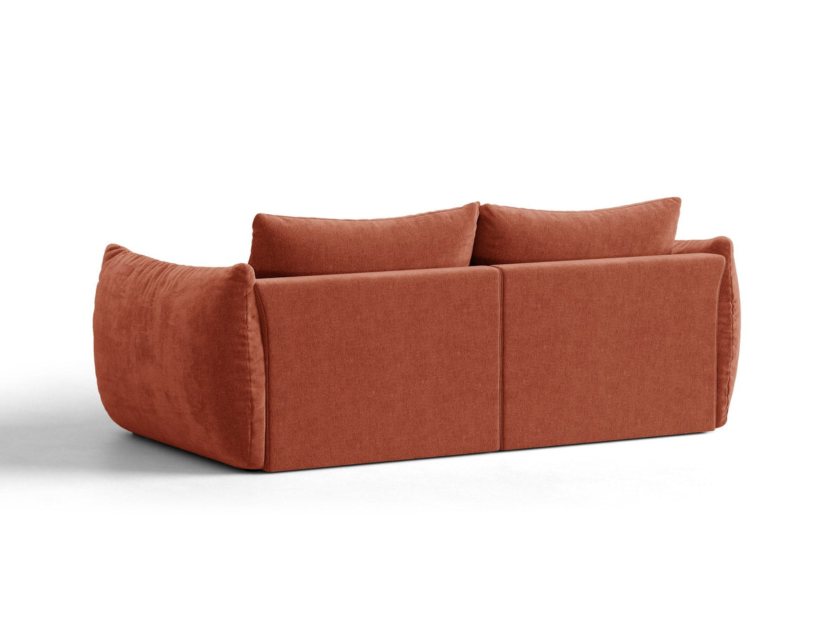 Beige gepolstertes 3er Sofa Bloom von Micadoni mit Veloursstoff Casino Pearl, schwarzen Kunststoffbeinen und grossen Rückenkissen.