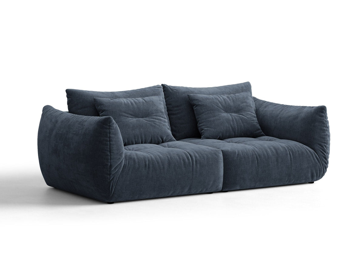 Beige gepolstertes 3er Sofa Bloom von Micadoni mit Veloursstoff Casino Pearl, schwarzen Kunststoffbeinen und grossen Rückenkissen.