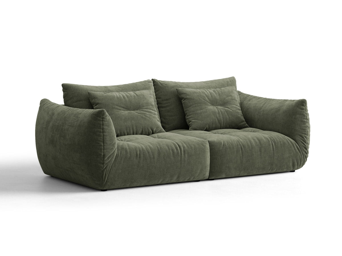 Beige gepolstertes 3er Sofa Bloom von Micadoni mit Veloursstoff Casino Pearl, schwarzen Kunststoffbeinen und grossen Rückenkissen.