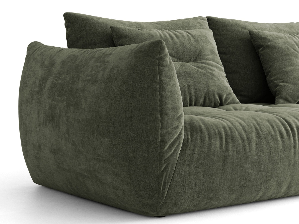 Beige gepolstertes 3er Sofa Bloom von Micadoni mit Veloursstoff Casino Pearl, schwarzen Kunststoffbeinen und grossen Rückenkissen.