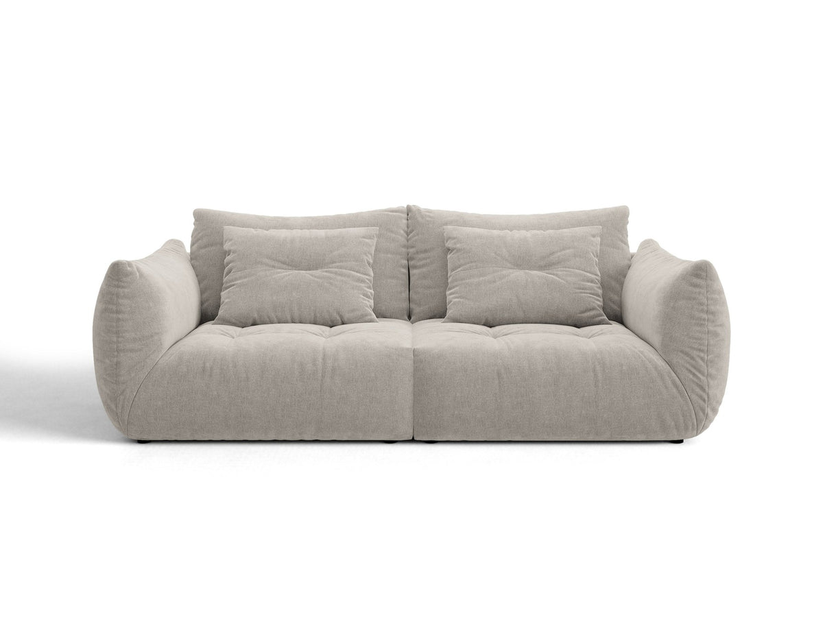 Beige gepolstertes 3er Sofa Bloom von Micadoni mit Veloursstoff Casino Pearl, schwarzen Kunststoffbeinen und grossen Rückenkissen.