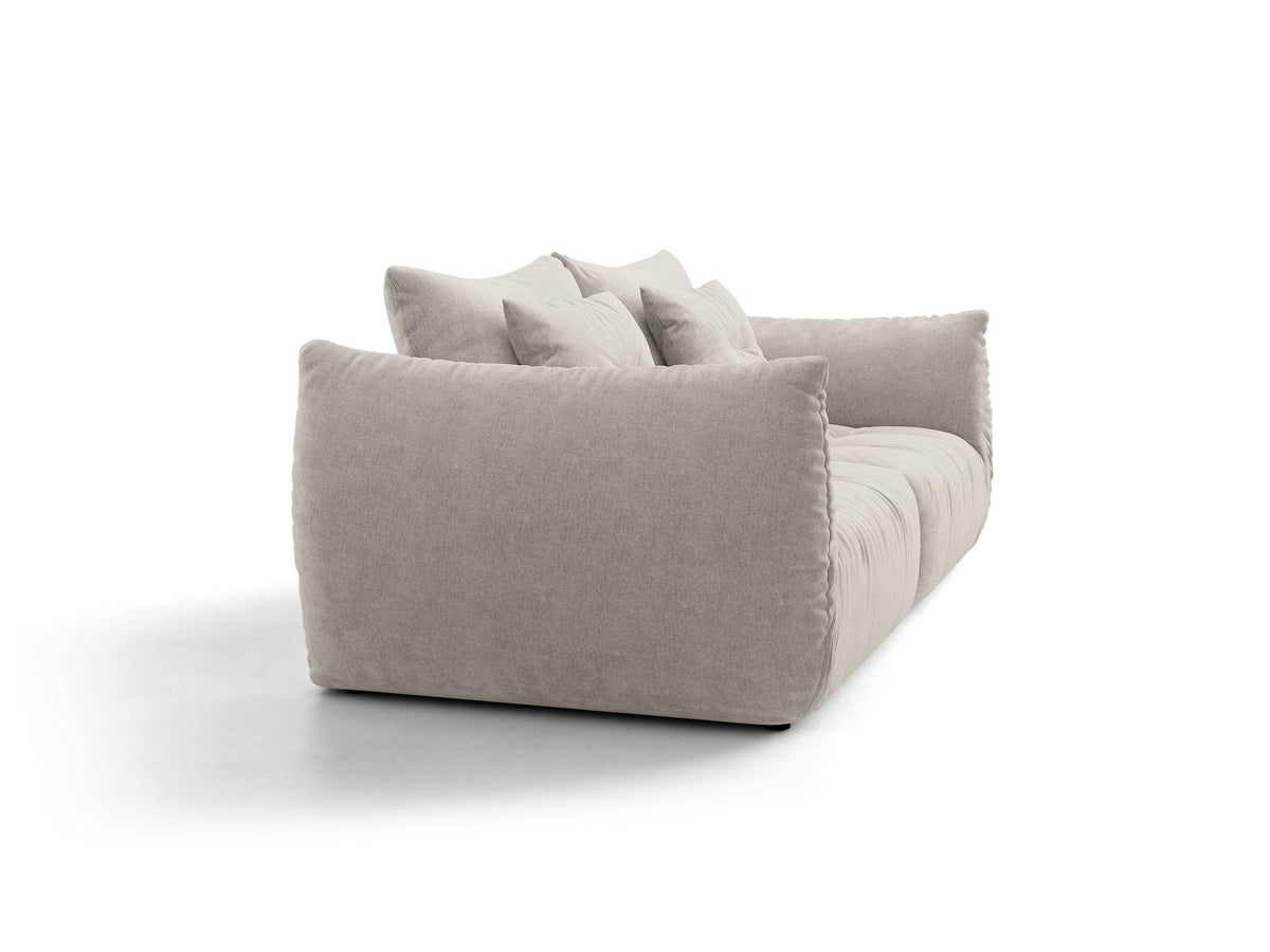 Beige gepolstertes 3er Sofa Bloom von Micadoni mit Veloursstoff Casino Pearl, schwarzen Kunststoffbeinen und grossen Rückenkissen.
