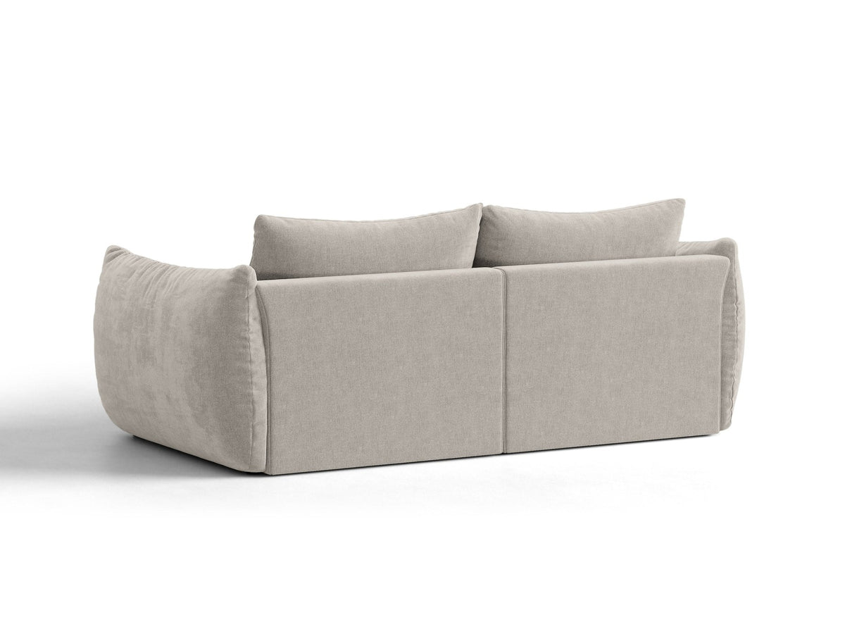 Beige gepolstertes 3er Sofa Bloom von Micadoni mit Veloursstoff Casino Pearl, schwarzen Kunststoffbeinen und grossen Rückenkissen.