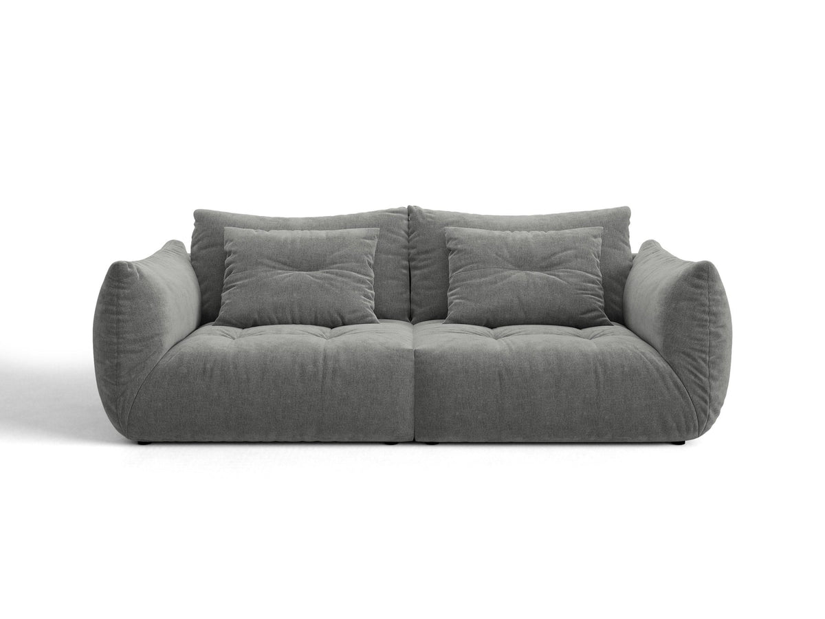 Beige gepolstertes 3er Sofa Bloom von Micadoni mit Veloursstoff Casino Pearl, schwarzen Kunststoffbeinen und grossen Rückenkissen.