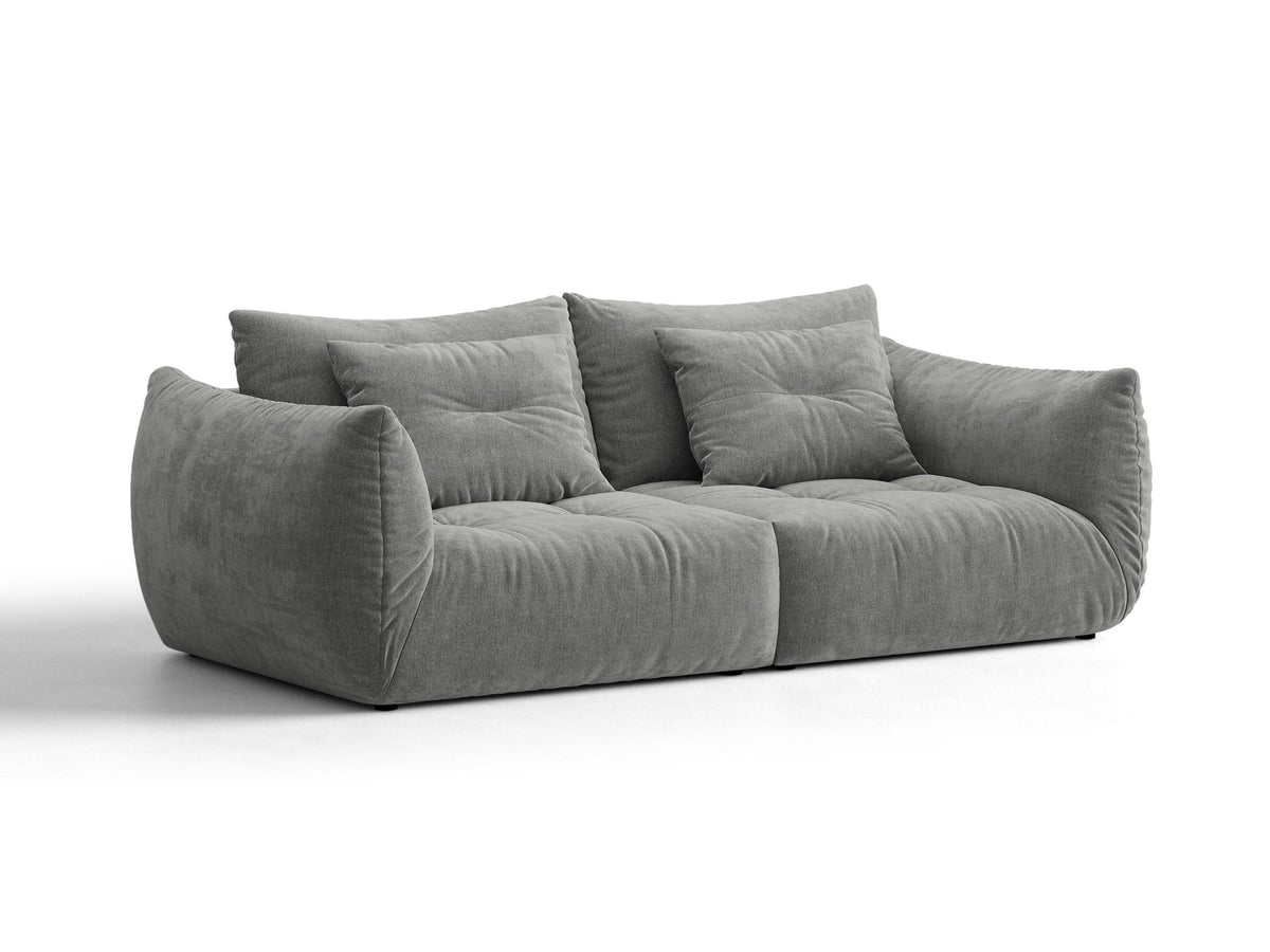 Beige gepolstertes 3er Sofa Bloom von Micadoni mit Veloursstoff Casino Pearl, schwarzen Kunststoffbeinen und grossen Rückenkissen.