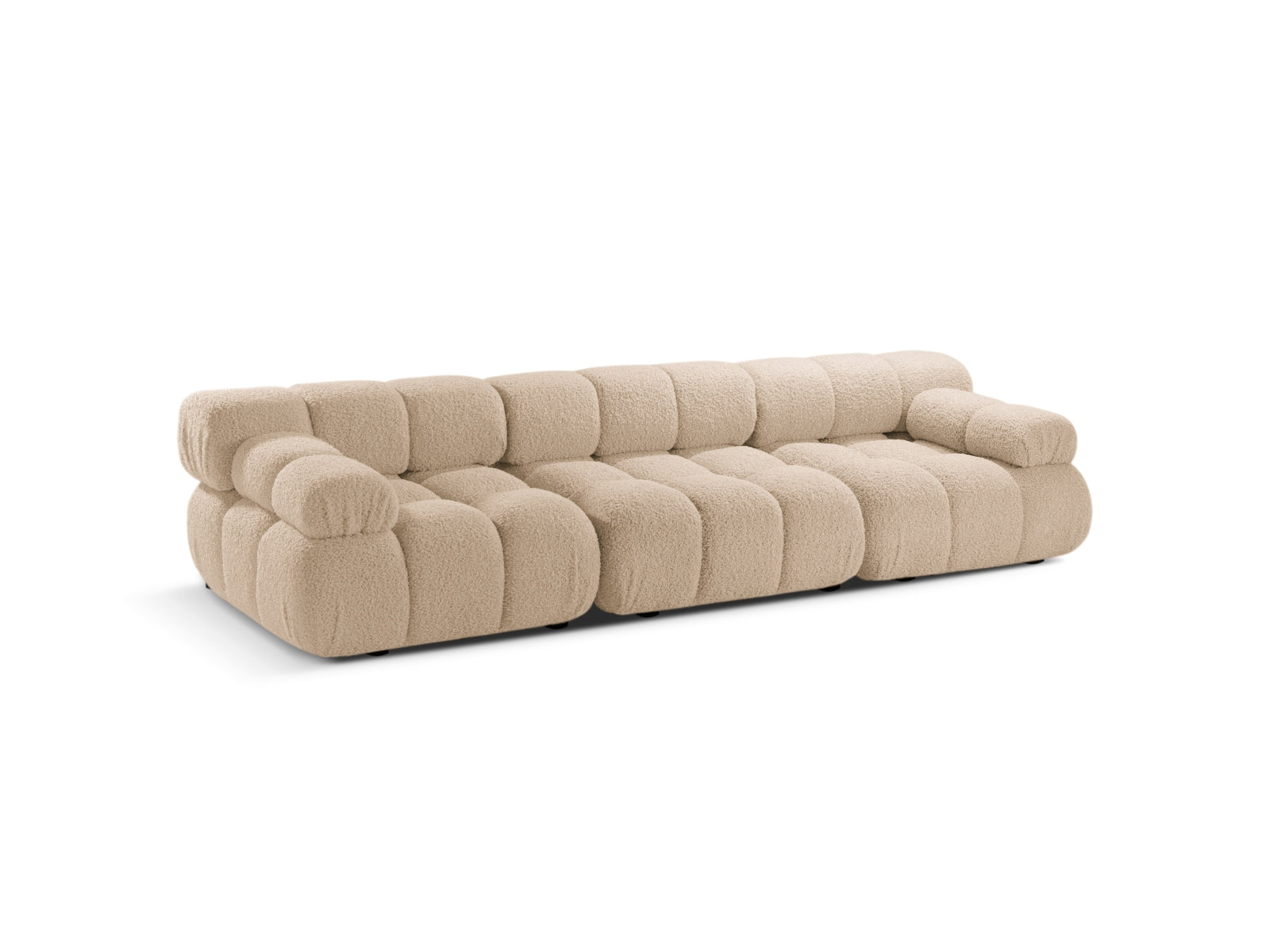 Elegantes Bellis Boucle 3-Sitzer Sofa in Sandfarbe, ideal für stilvolle Wohnräume, präsentiert von Micadoni.